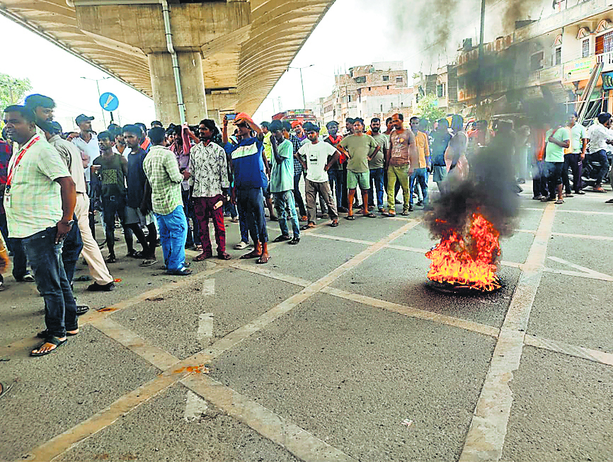 Gopalganj News : हाइवे के सर्विस रोड पर लगी रेलिंग में आया करेंट, टेंपो चालक की झुलसने से मौत पर फूटा गुस्सा