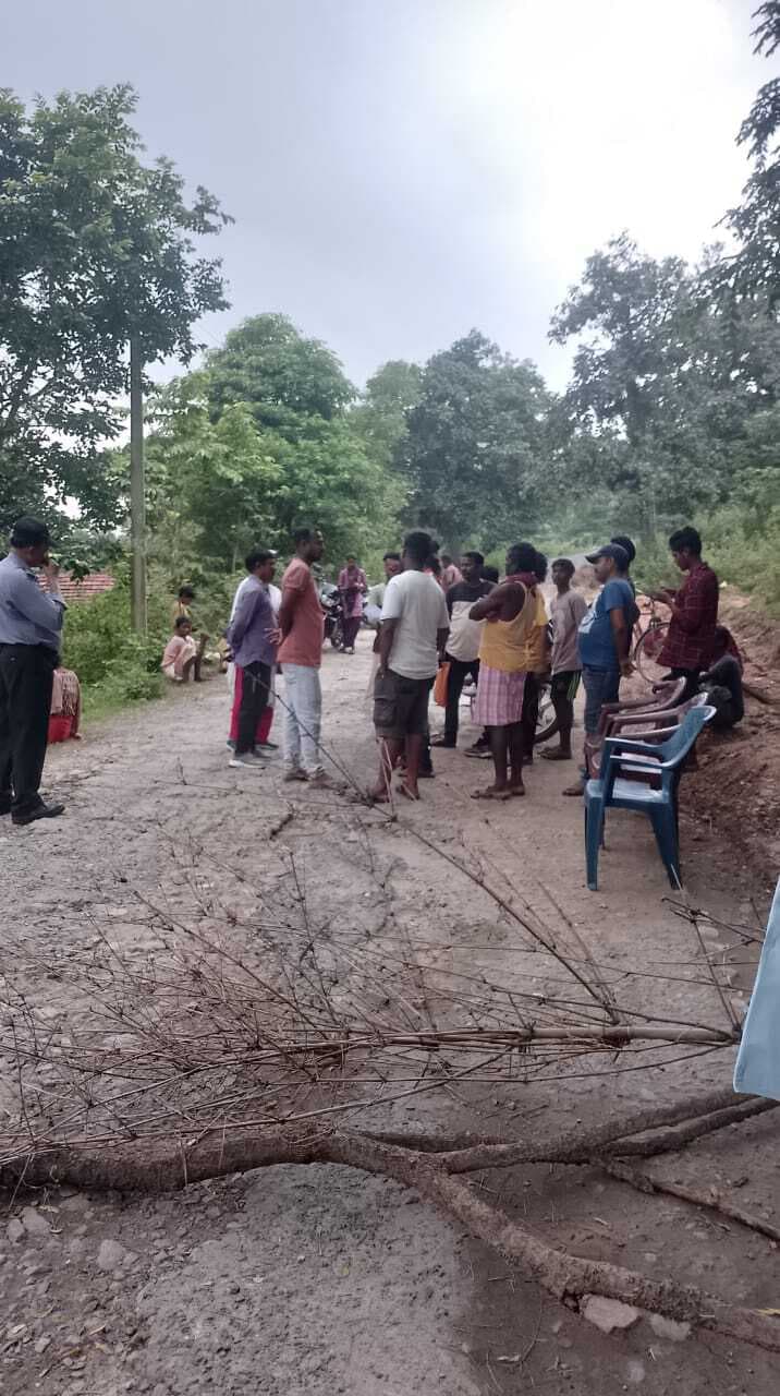 East Singhbhum News : सुरदा माइंस में काम के लिए ग्रामीणों ने सड़क जाम किया, परिचालन रोका