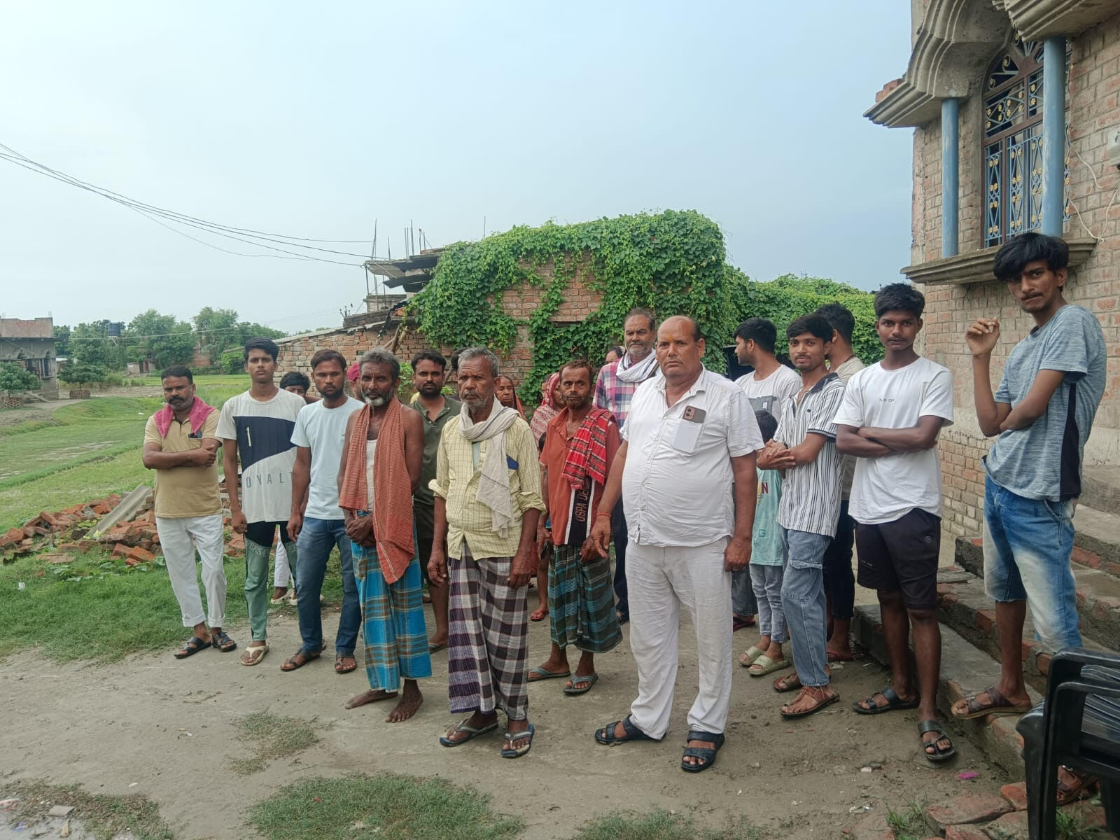 नवादा परसौनी में सड़क बंद होने से नाराज लोगों में आक्रोश, गांव में तनाव