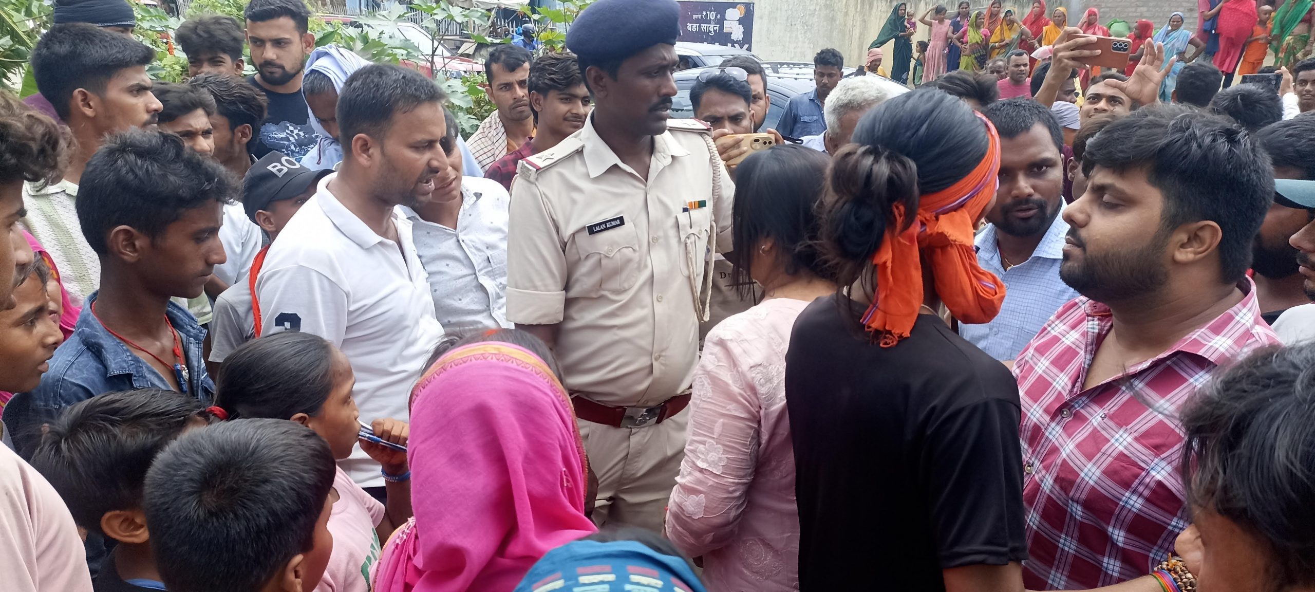 Darbhanga : जलसंकट से आजिज ढढिया गांव के लोगों ने कमतौल-जोगियारा पथ किया जाम