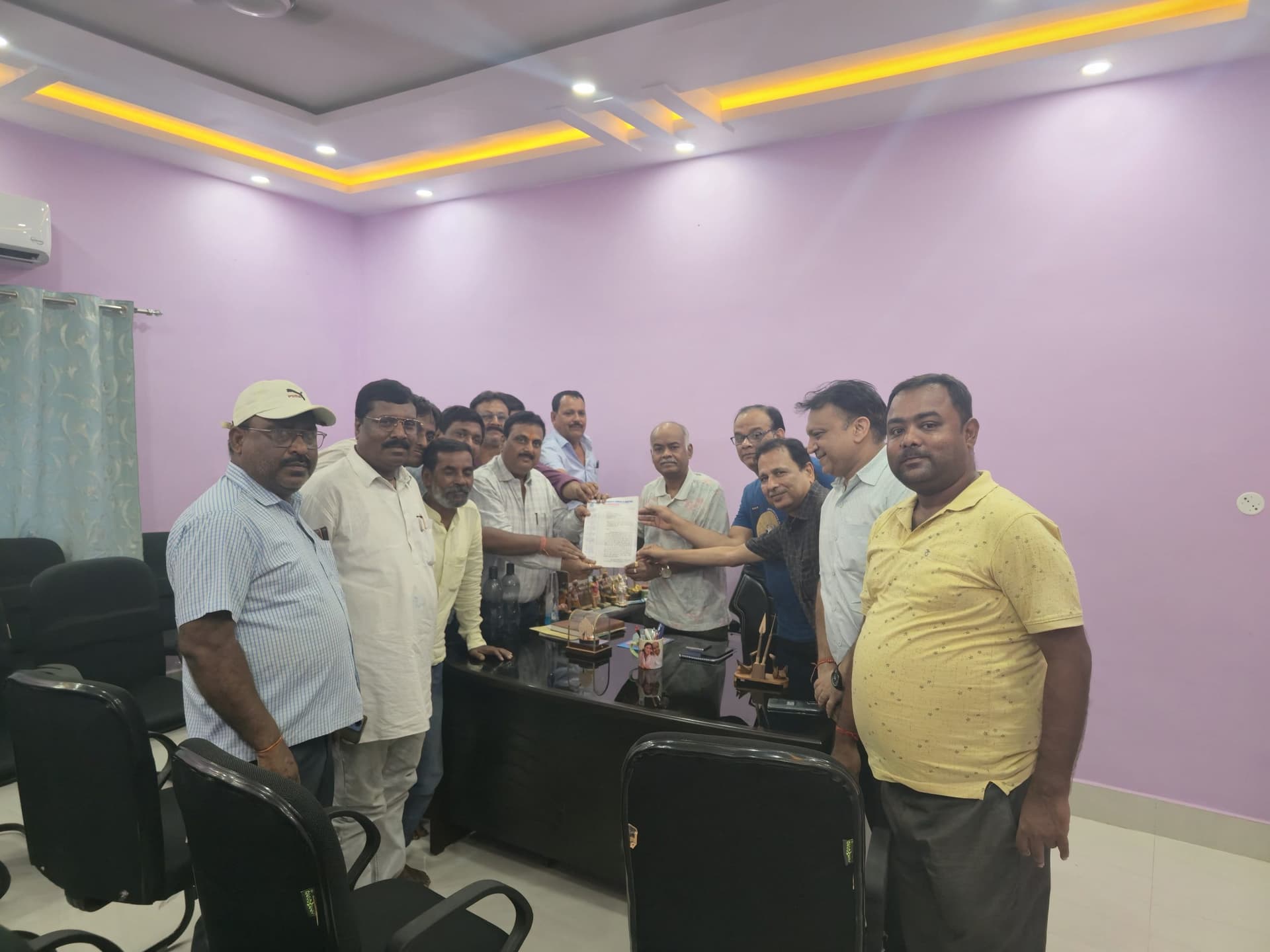 पूर्वी व पश्चिमी दोनों चेकनाका पर वाहन इंट्री व एग्जिट टैक्स के नाम पर उगाही का आरोप