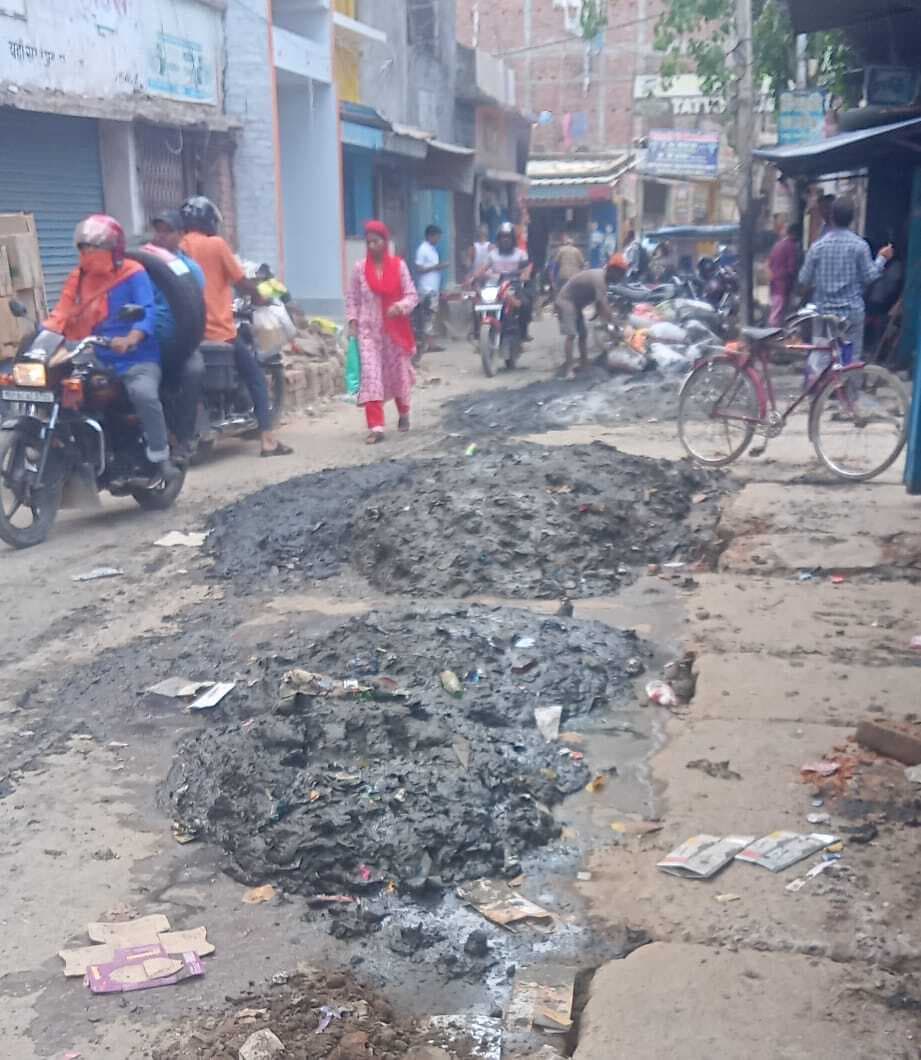 Saran News : बरसात के बीच शुरू हुई नालों की उड़ाही, कचरे से सड़क पर फैली गंदगी