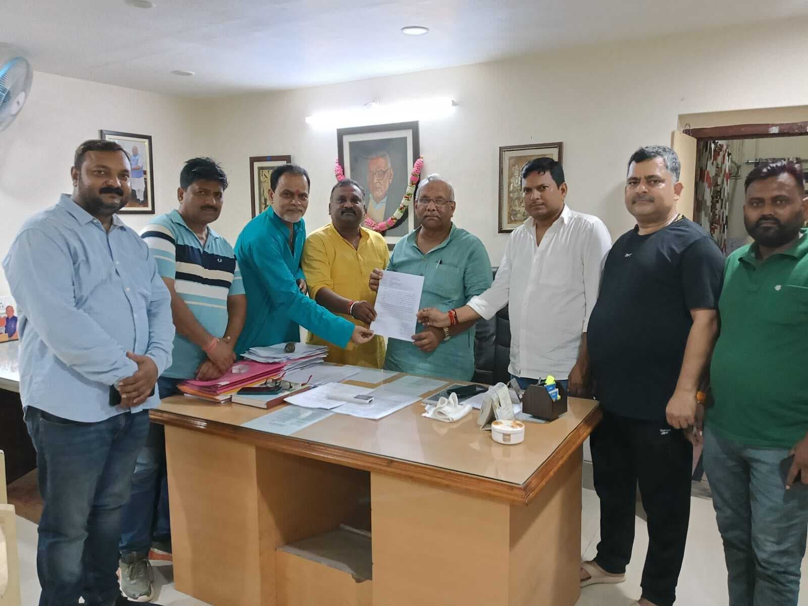 पूर्व उपमुख्यमंत्री को निगम पार्षदों ने मांगों का सौंपा ज्ञापन