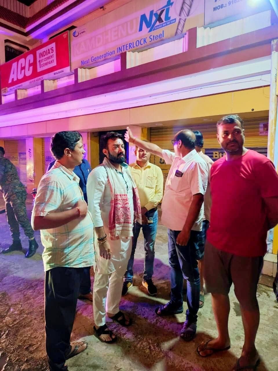 हरिपुर बाजार में जल-जमाव से कारोबार हो रहा प्रभावित, सांसद को सौंपा ज्ञापन