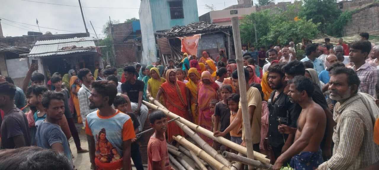 Madhubani News : ब्रम्हपुरा में रास्ता विवाद होने पर ग्रामीणों ने किया हंगामा, दो घंटे तक जाम की सड़क