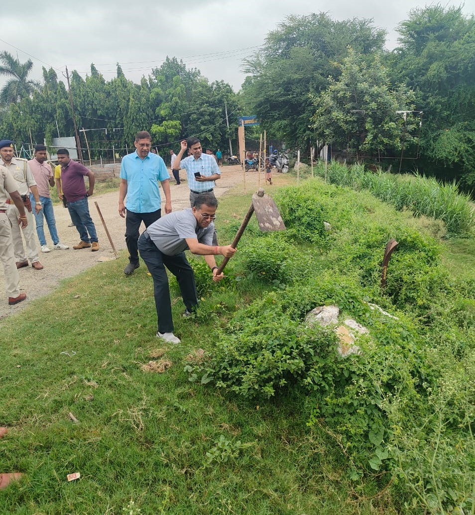 Motihari: छठ घाट की सफाई में कस्टम अधिकारियों ने किया श्रमदान