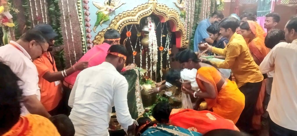 तीसरे सोमवारी को आम्रेश्वर धाम में 40 हजार भक्तों ने किया जलार्पण