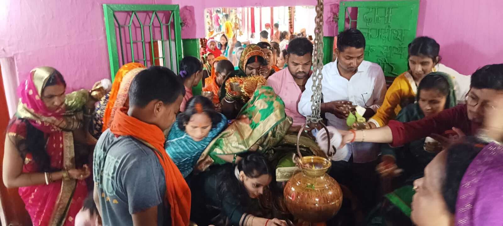 सावन के तीसरे सोमवारी को डाक कांवरिया समेत श्रद्धालुओं ने किया बाबा फुलेश्वरनाथ मंदिर में जलाभिषेक