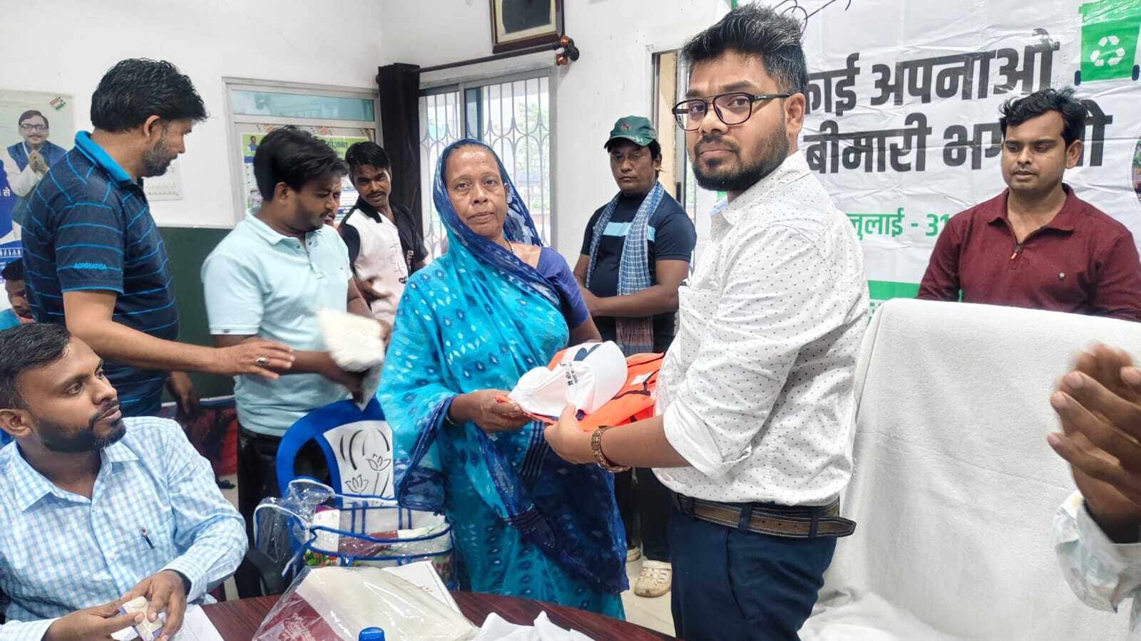 सफाई कर्मचारियों को स्वच्छता किट की गयी वितरित
