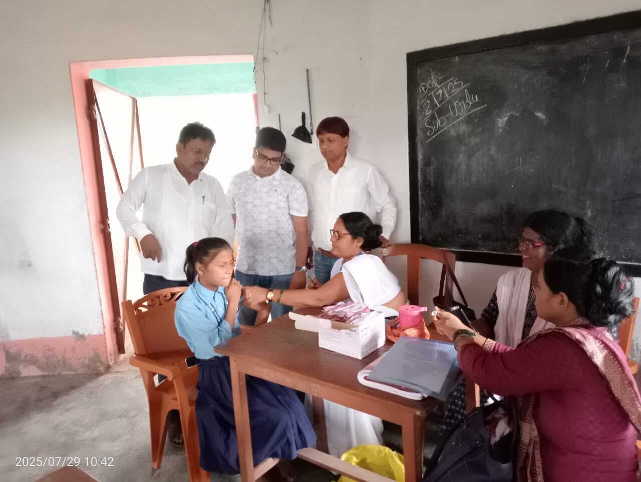 Saran News : सर्वाइकल कैंसर से बचाव के लिए 44 छात्राओं को लगाया गया टीका