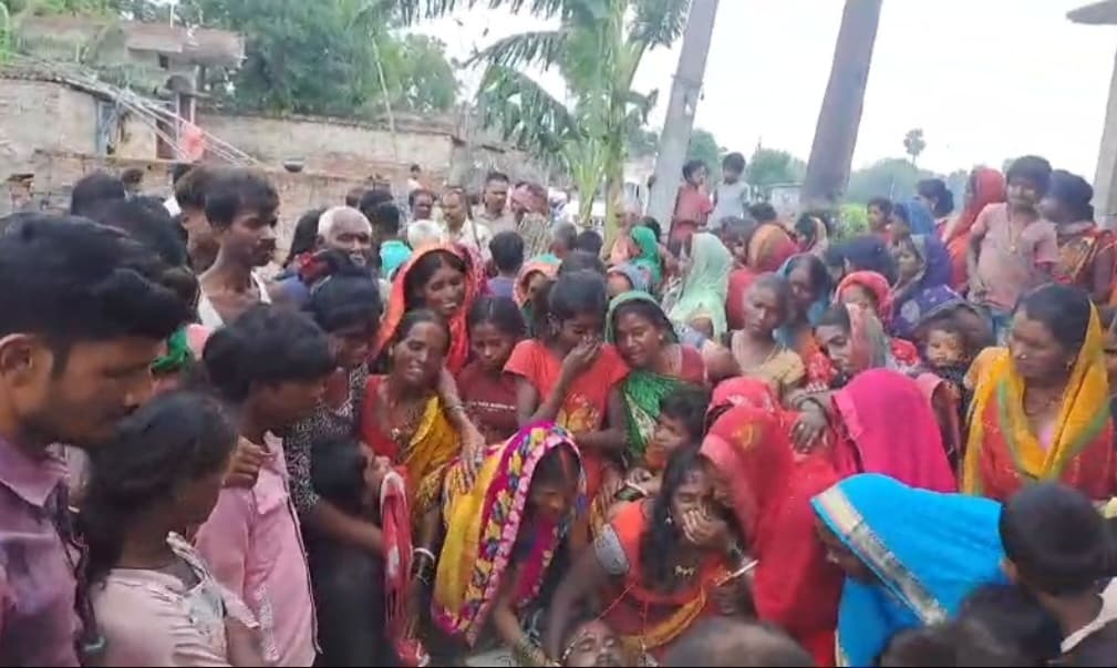 Saran News : बेलहरी गांव में खेत में गिरे बिजली के तार की चपेट में आने से किसान की मौत
