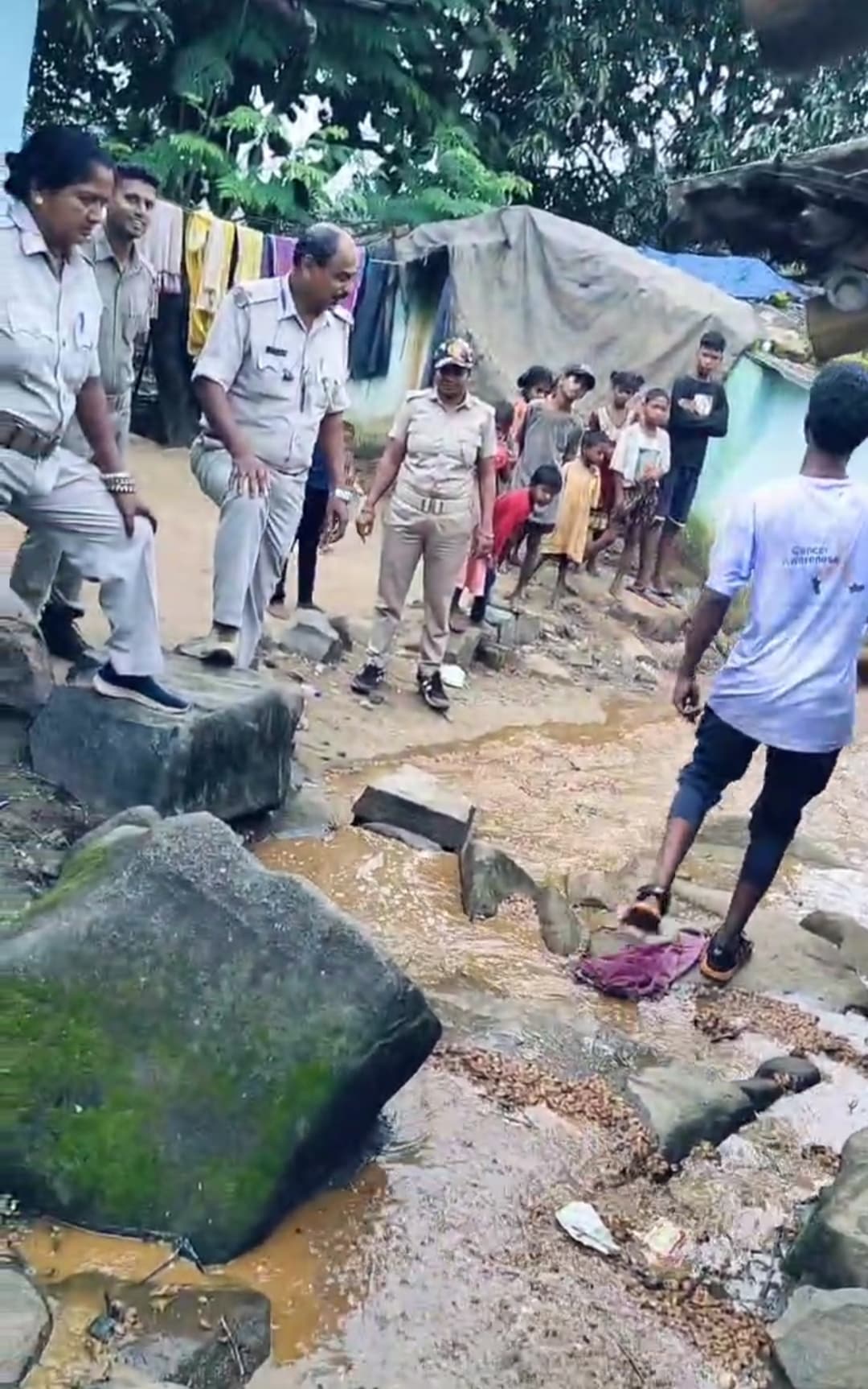 Chaibasa News : 12 हजार किग्रा जावा महुआ और 1700 लीटर शराब जब्त