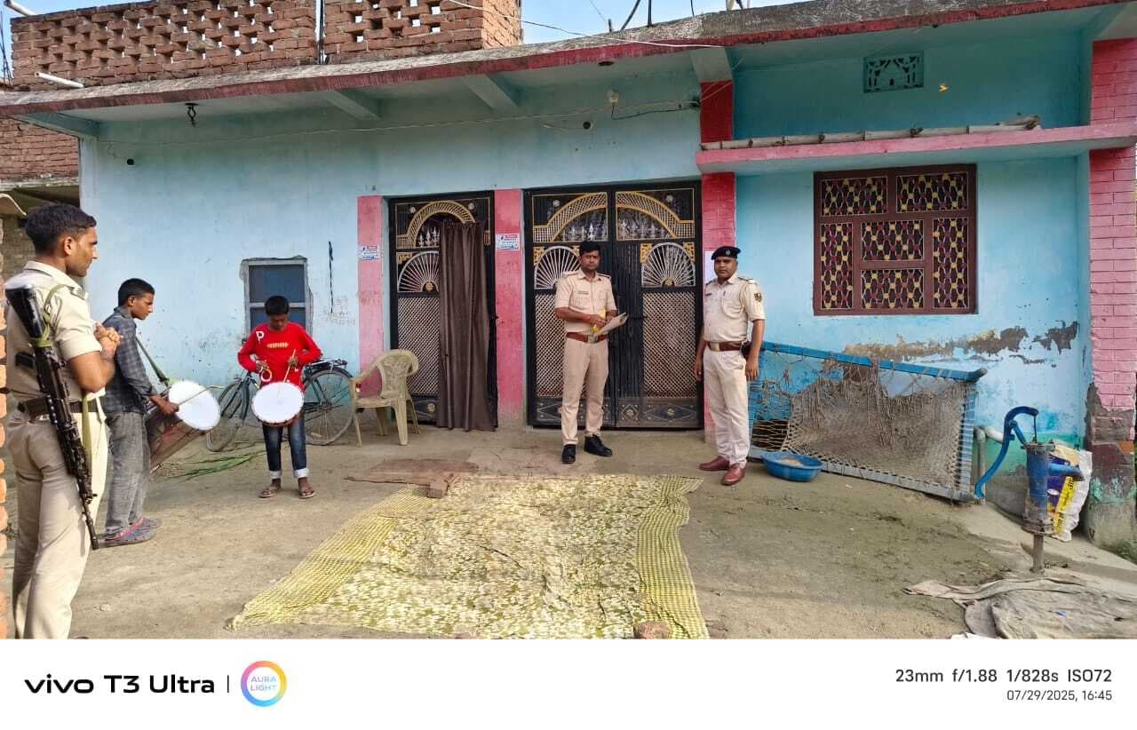 पुलिस ने आठ फरार आरोपितों के घरों पर चिपकाया इश्तेहार