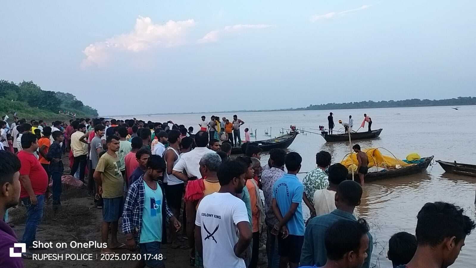 डेढ़ दर्जन सवारियों से भरी नाव बीच मझधार लोहे के खंभे से लड़कर फटी, बाल-बाल बचे सवार