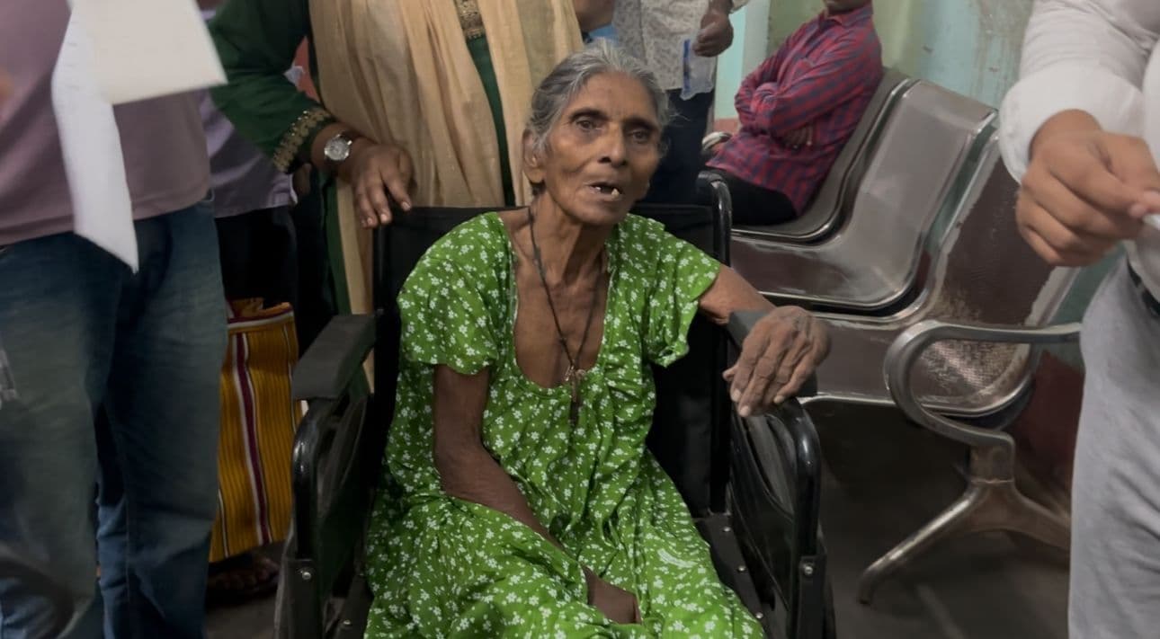 सड़क किनारे घायलावस्था में मिली अज्ञात वृद्ध महिला की इलाज के दौरान हुई मौत, सामाजिक कार्यकर्ताओं ने कराया अंतिम संस्कार