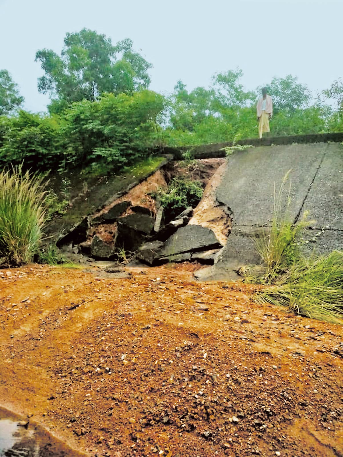 East Singhbhum News : कालाझोर के पास 3 जगह ध्वस्त मुख्य बायीं नहर, किसान चिंतित