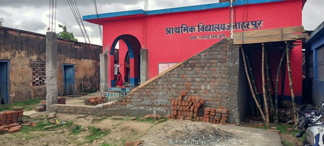नल-जल का पाइप क्षतिग्रस्त रहने से पानी से वंचित हैं स्कूली बच्चे