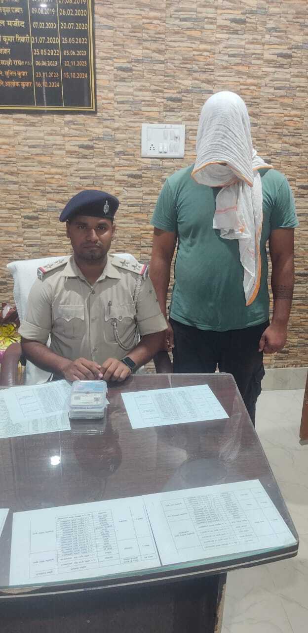 83 आधार कार्ड और तीन पैन कार्ड के साथ साइबर ठगी करने वाला युवक धराया