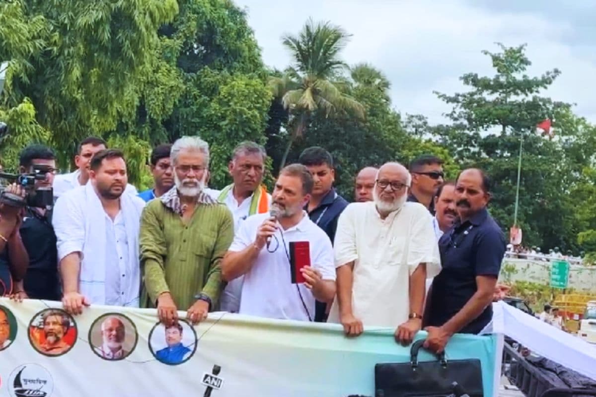 Bihar Band: 'बिहार में वोट चोरी की साजिश...', पटना पहुंचे राहुल गांधी ने चुनाव आयोग को बताया बीजेपी का प्रवक्ता