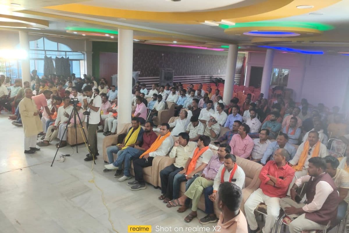 Election Express Video: सवालों की सूची लेकर पहुंची थी बैकुंठपुर की जनता, चौपाल में नेताओं को पानी पिला दिया