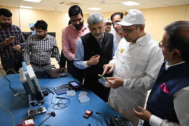 IT & Electronics: मोबाइल फोन के हर घटक का होगा निर्माण
