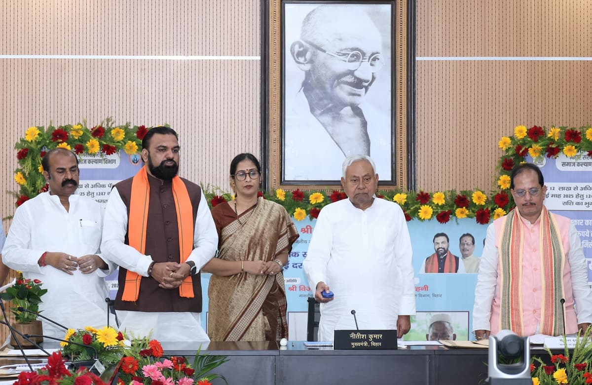 बिहार में 1 करोड़ 12 लाख लोग हुए मालामाल, नीतीश कुमार ने खाते में भेज दी पेंशन