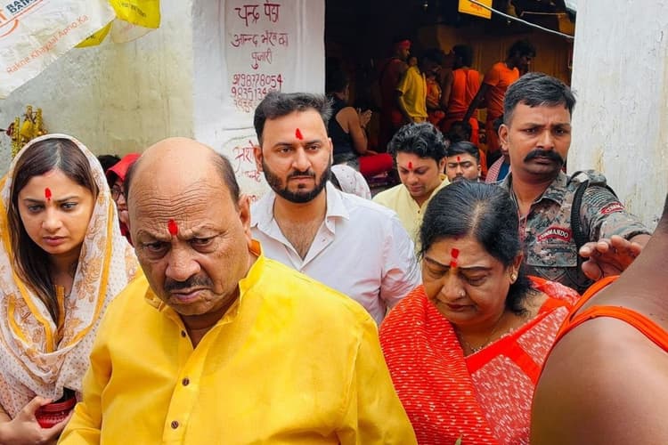 चुनाव आयोग ने दोहरी वोटर आईडी मामले में सांसद वीणा देवी और MLC दिनेश प्रसाद सिंह को नोटिस भेजा