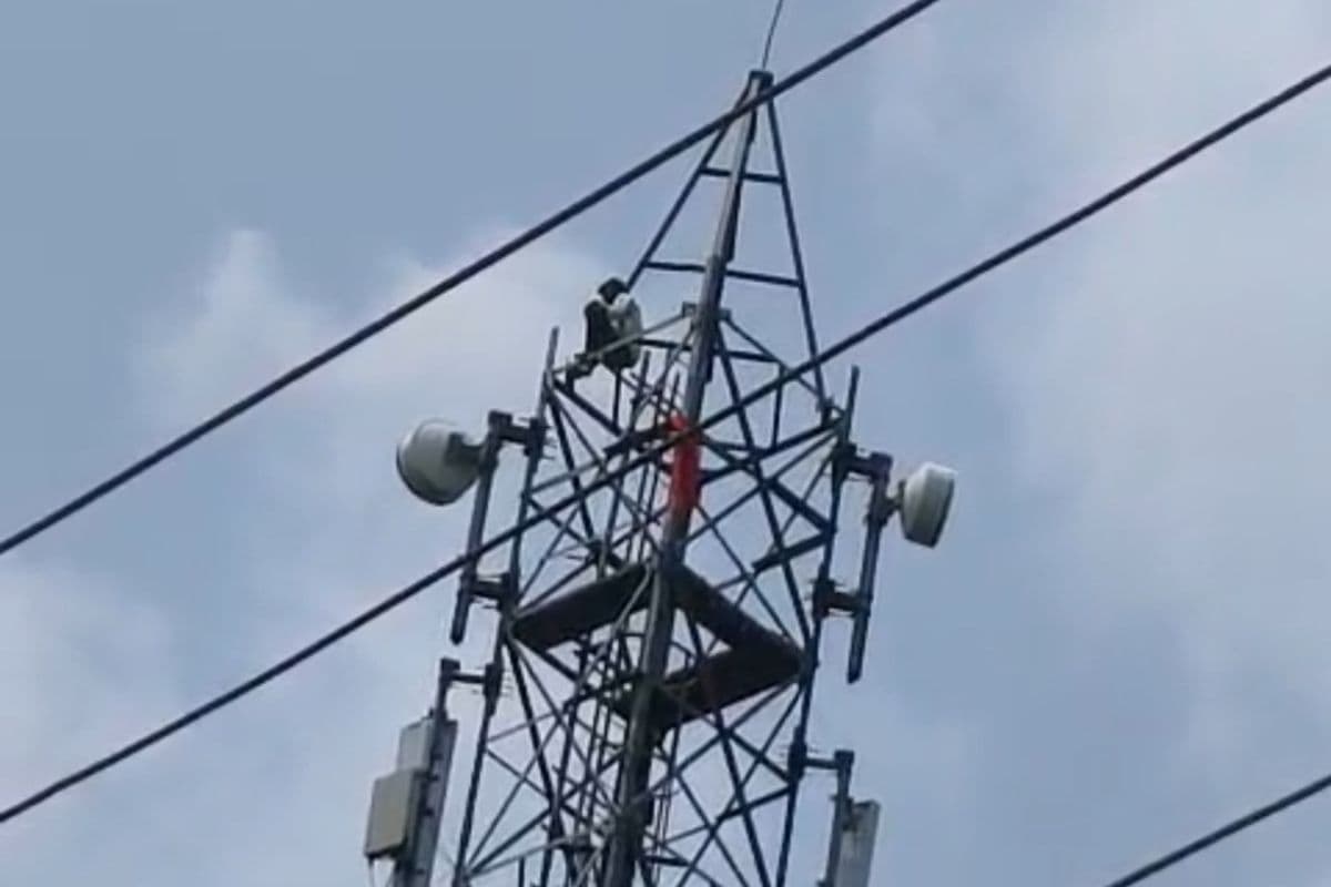 पहले फेसबुक पर प्रेमी ने लिखा स्टेटस… फिर मोबाइल टावर पर चढ़ा, रोहतास में प्रीतम ने ऐसे किया हाई वोल्टेज ड्रामा