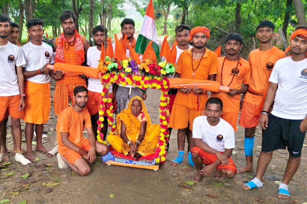 Sawan 2025: झारखंड में अनोखी बूढ़ी कांवर यात्रा, 70 साल की दादी को ऐसे बुढ़वा महादेव का कराएंगे दर्शन