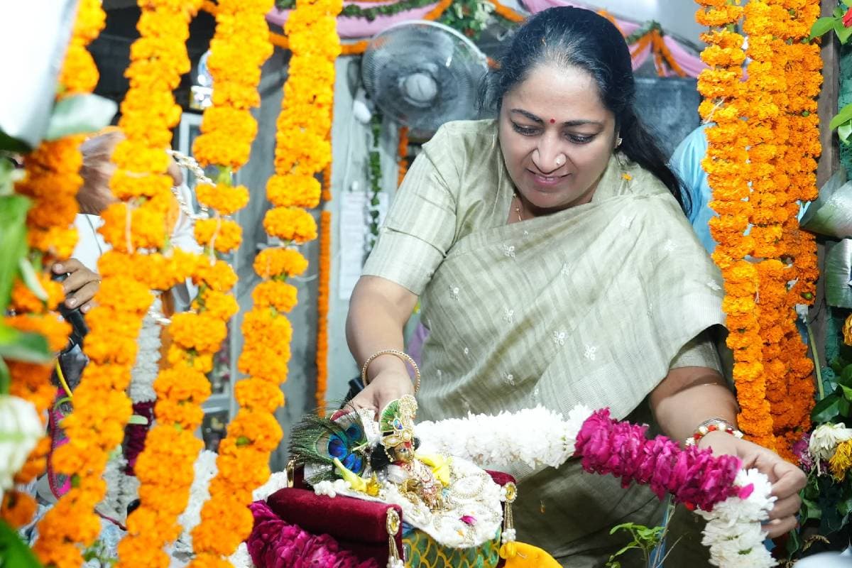 Rekha Gupta Gift : गुड न्यूज! झुग्गीवासियों को 50,000 फ्लैट देगी दिल्ली सरकार