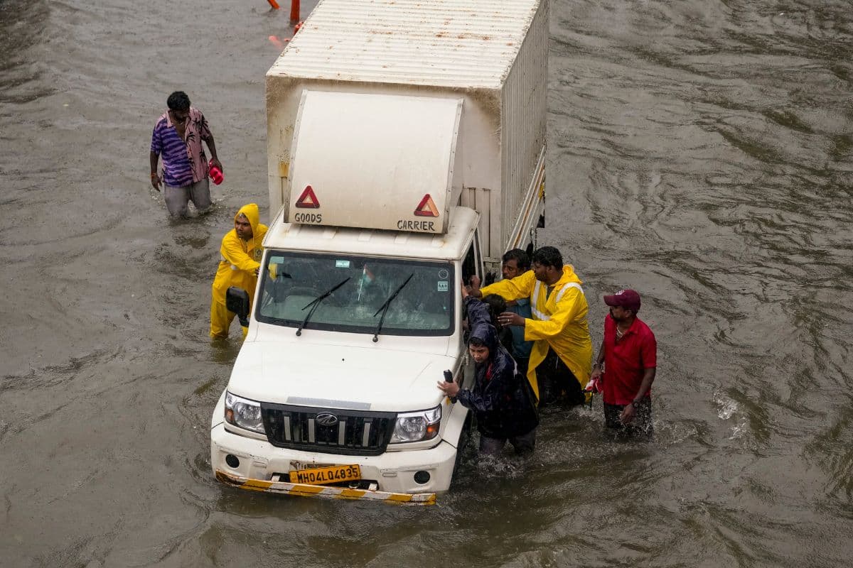 मूसलाधार बारिश का तांडव, मुंबई में स्कूल-कॉलेज, दफ्तर बंद, IMD की बड़ी चेतावनी