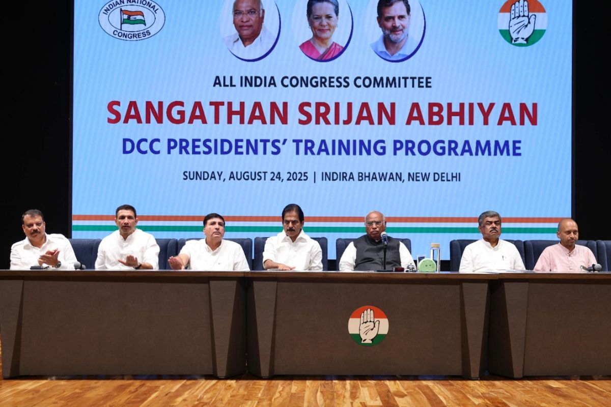 वोट चोरी के बाद सत्ता चोरी में जुटी बीजेपी… कांग्रेस अध्यक्ष खरगे ने PM-CM को हटाने वाले बिल का किया विरोध