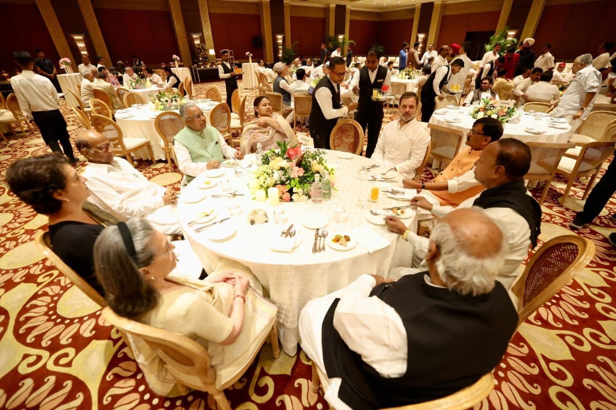 'INDIA' से अलग लेकिन ये नेता खरगे की डिनर डिप्लोमेसी में रहे मौजूद, SIR के खिलाफ विपक्ष एकजुट