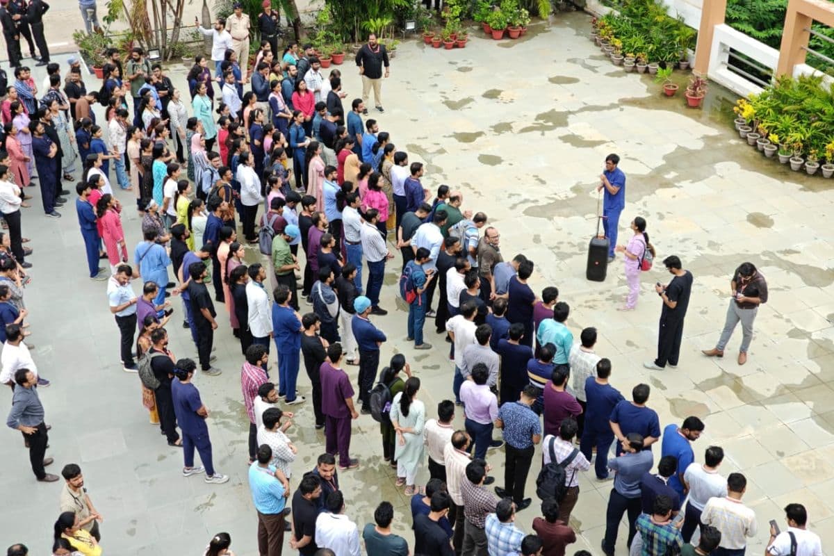 Patna AIIMS Doctors Protest: दूसरे दिन भी जारी रही डॉक्टरों की हड़ताल, बेबस दिखे मरीज, बोले- खेत गिरवी रख के आएं हैं लेकिन…