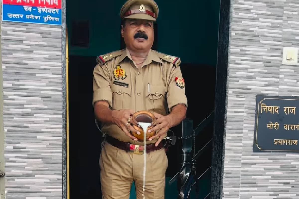 Viral Video : घर में घुसा बाढ़ का पानी तो चढ़ाया दूध, यूपी पुलिसकर्मी की भक्ति देख लोग हैरान