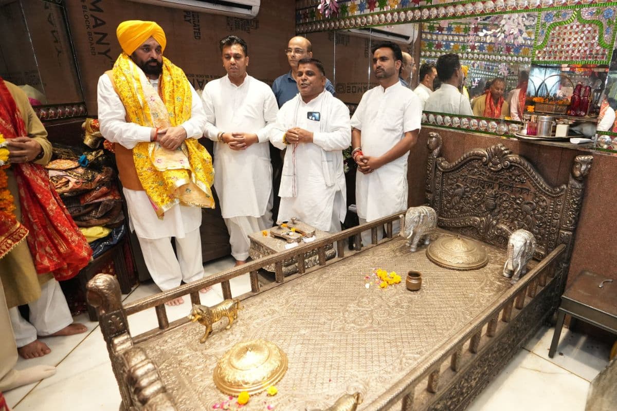 Punjab News: श्री काली माता मंदिर में सीएम भगवंत मान ने टेका मत्था, राज्य की शांति और खुशहाली की मांगी दुआ