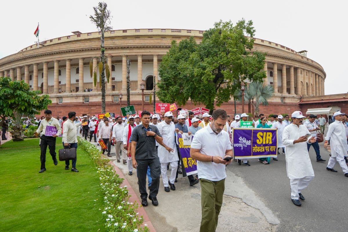 सड़क पर प्रदर्शन करता रहा विपक्ष, इधर संसद में 8 विधेयक पास, देखें सूची