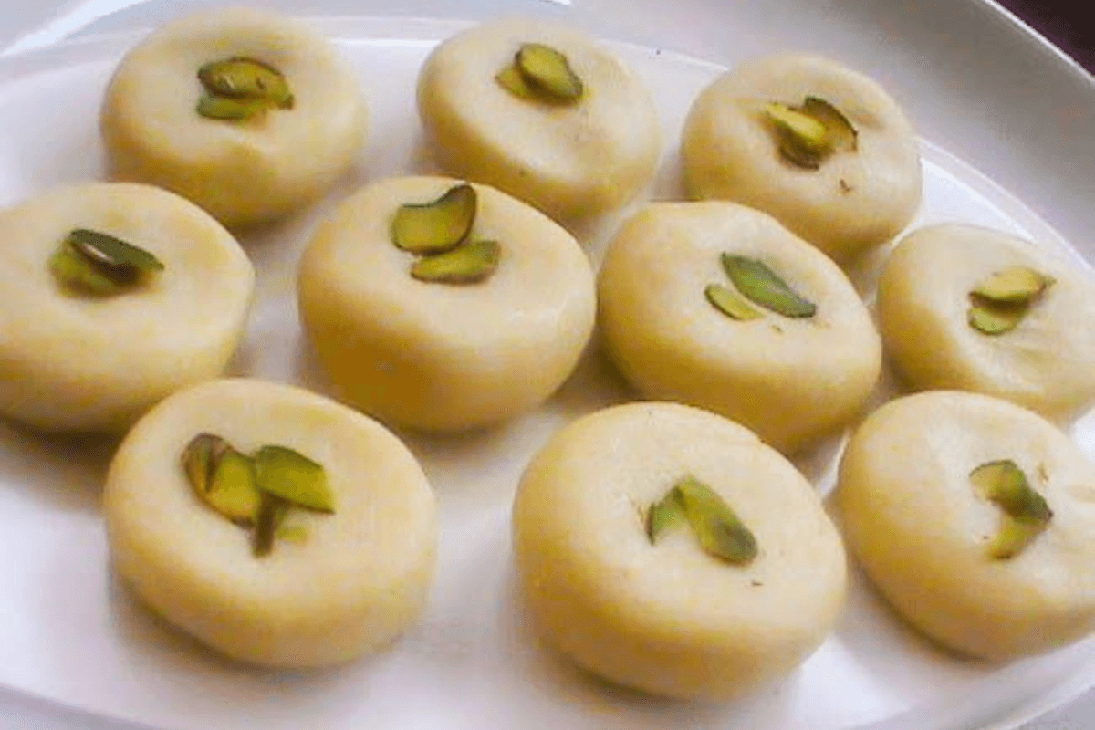 Raksha Bandhan Sweet Recipe: घर पर बनाएं झटपट स्वादिष्ट दूध पेड़ा, जानें स्टेप बाय स्टेप आसान विधि