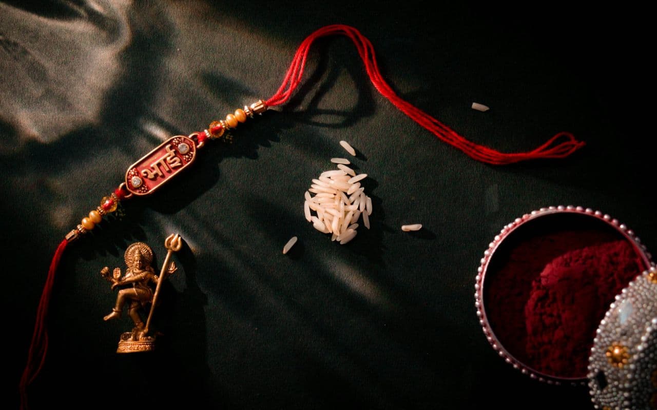 Rakshabandhan 2025: राखी बंधवाते समय भाई को किस दिशा में बैठाना शुभ, रक्षाबंधन पर अपनाएं ये वास्तु टिप्स