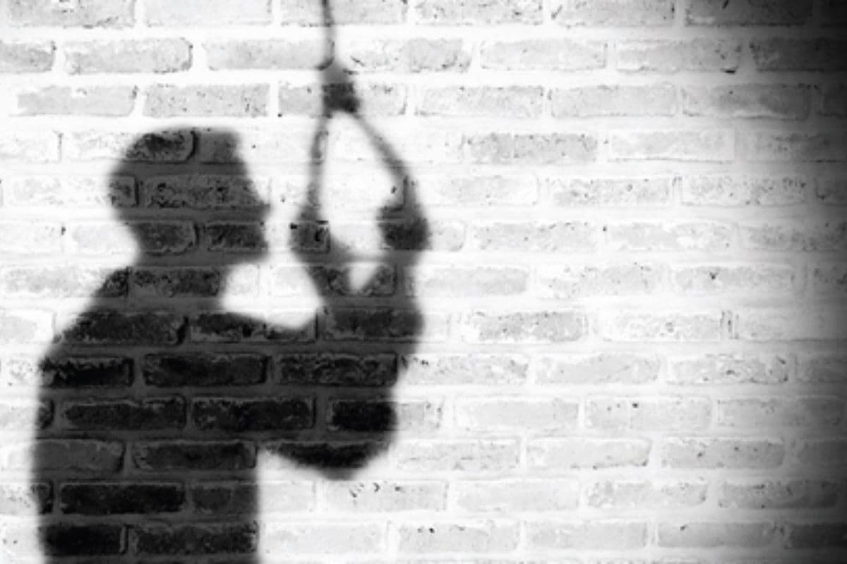 Suicide News: परिवार से बात करते हुए फांसी के फंदे से झूल गया रेलकर्मी, 6 महीने पहले हुई थी शादी