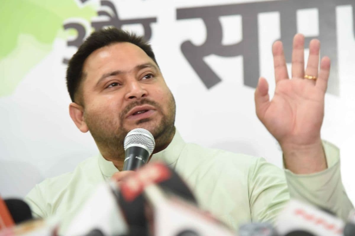 तेजस्वी यादव ने चुनाव आयोग को बताया BJP की B-टीम, बोले- जीवित को मृत और मृत को जीवित बता दिया