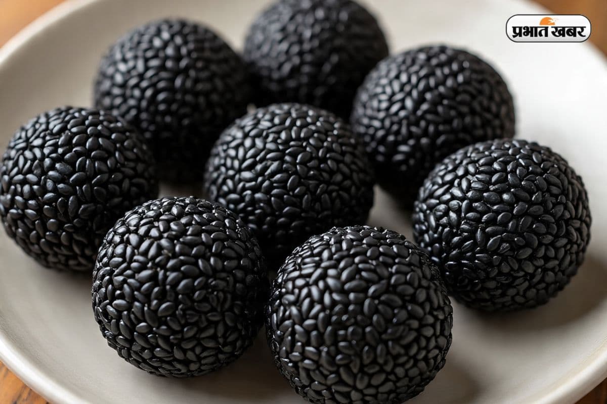 Til Ladoo Benefits: बड़े गुणों से भरपूर है ये काला लड्डू, फायदे जान आप भी शुरू करेंगे खाना