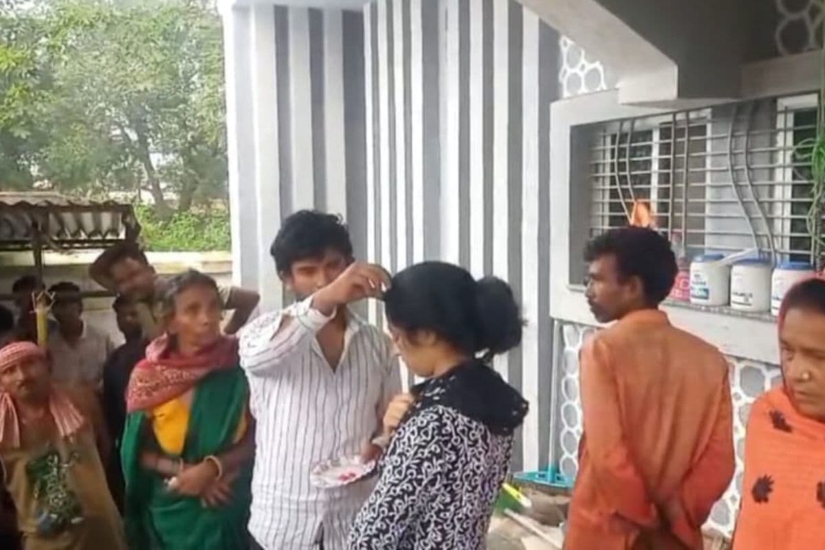 Unique Marriage: झारखंड में अनोखी शादी, पति ने प्रेमी से करा दिया पत्नी का विवाह, मासूम बिटिया भी बनी गवाह