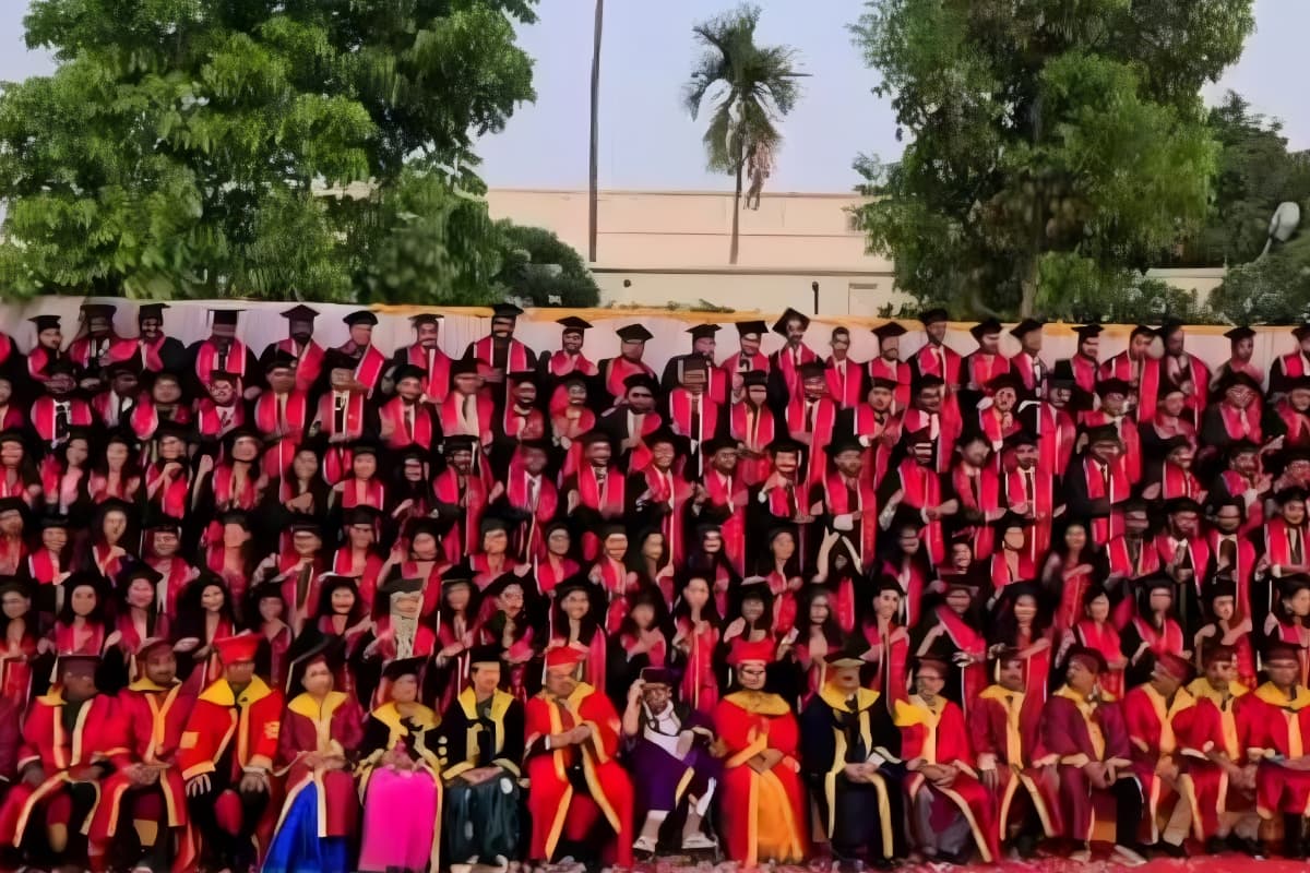 Viral Video: डिग्री, डांस और धमाल… कन्वोकेशन Photoshoot ने सबको किया हैरान