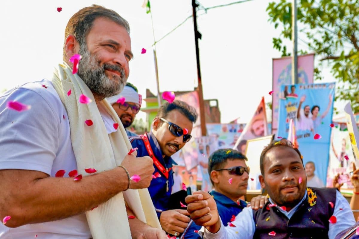 Voter Adhikar Yatra: राहुल गांधी के विरोध में पहुंचे भाजपा कार्यकर्ता, विरोधियों को फ्लाइंग किस देकर निकले राहुल