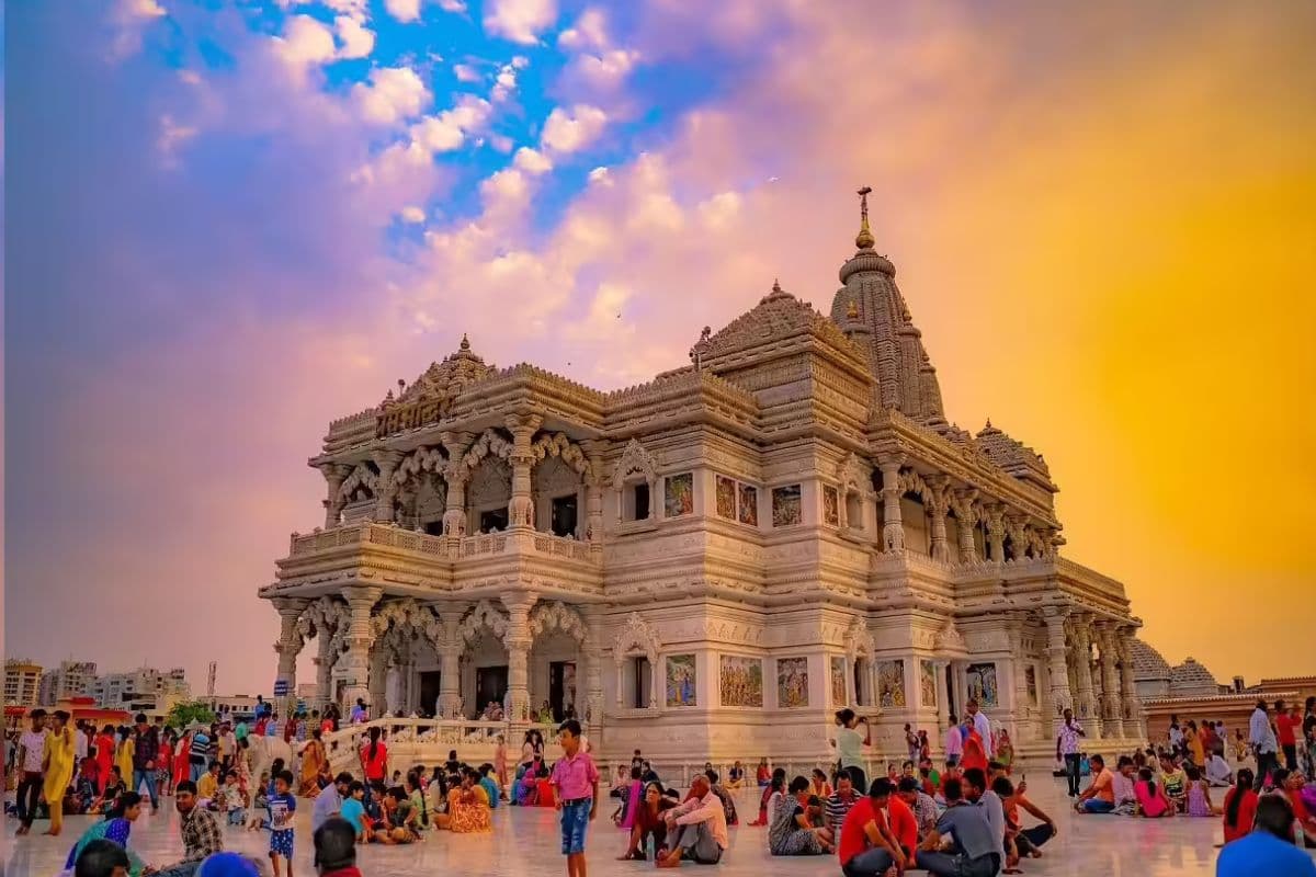 Durga Puja Pandal 2025: रांची में होंगे वृंदावन के प्रेम मंदिर के दर्शन, बन रहा 100 फीट ऊंचा भव्य पंडाल