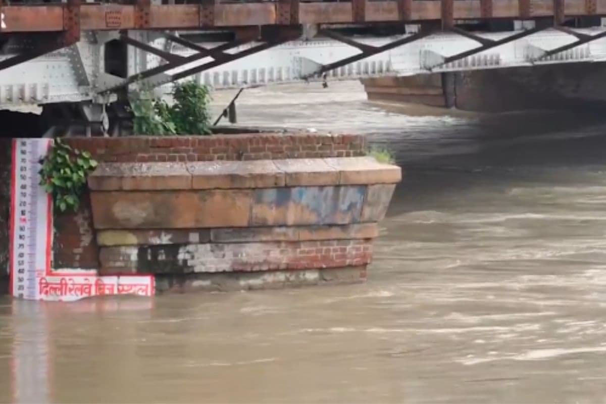 Watch Video: दिल्ली में यमुना उफान पर, खतरे के निशान से सिर्फ 0.11 मीटर दूर