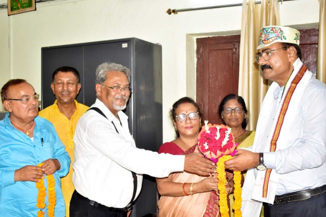 Madhubani : प्रधानाचार्य के स्थानांतरण पर विदाई समारोह का आयोजन