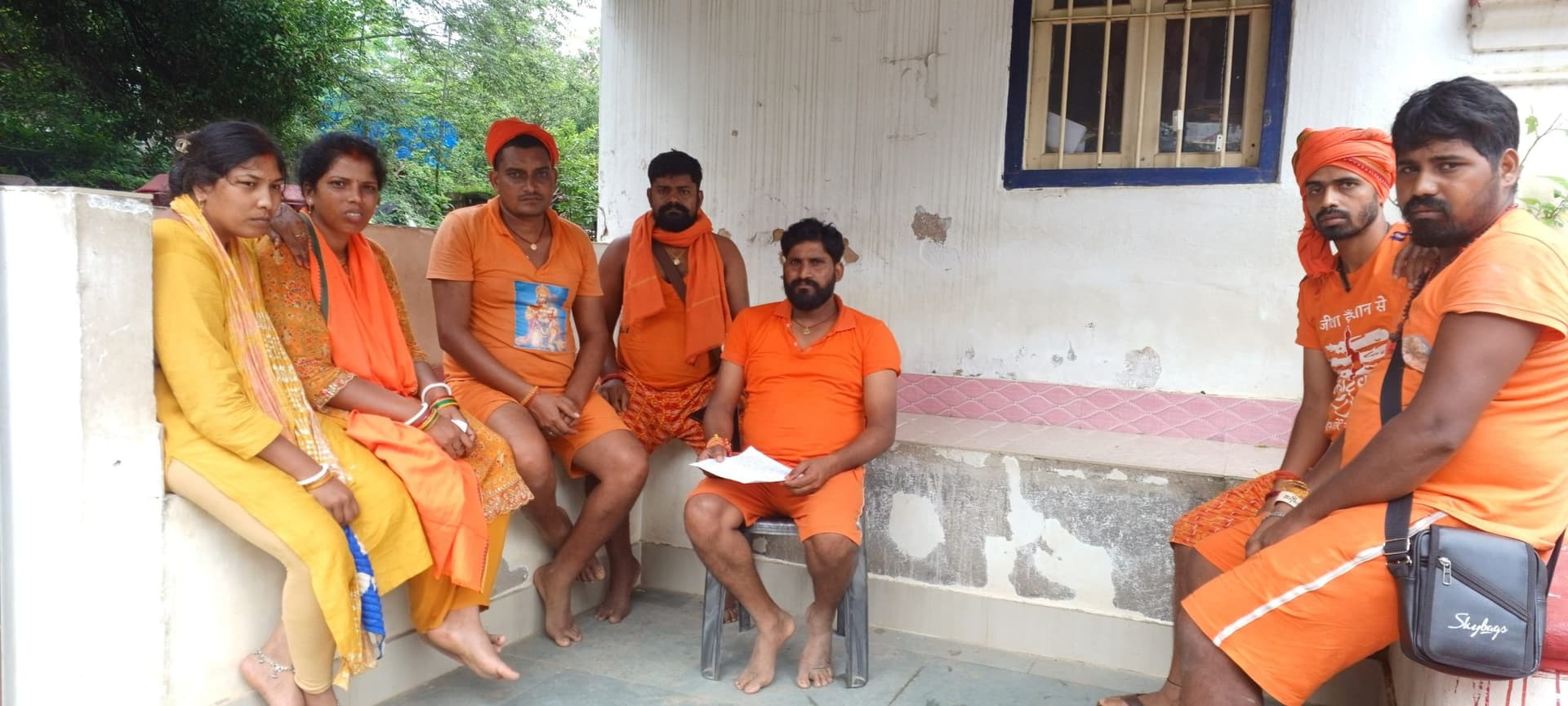 Deoghar News : चतरा के कांवरियों के 20 हजार रुपये व तीन मोबाइल चोरी