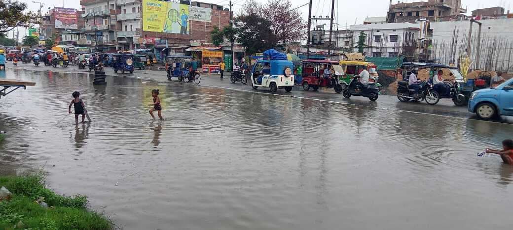 Saran News : सड़क पर जलजमाव से बड़े परेशान, तो बच्चों के लिए बना वाटर पार्क